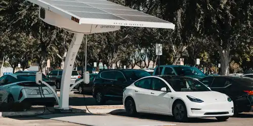 Location voiture électrique : au mois ou à la journée ?